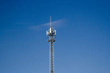 Obraz premium Mobile phone communication tower transmission signal with blue