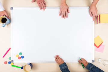 Draufsicht leeres whiteboard, drei Personen, Textfreiraum