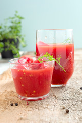 Tomatenstücke im Glas