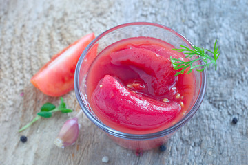 Tomatenstücke im Glas