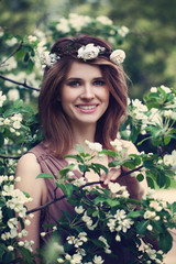 Naklejka premium Happy Spring Model Girl Smiling. Beautiful Woman with Healthy Sk