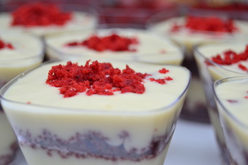 dulce o postre velvet, red, cake, white, cupcake,
