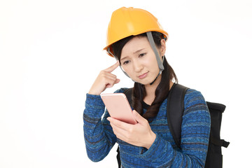 スマートフォンを持つ女性