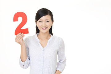 数字を持つ女性