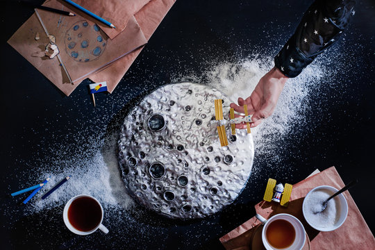 Sweets in space: Moonlanding play