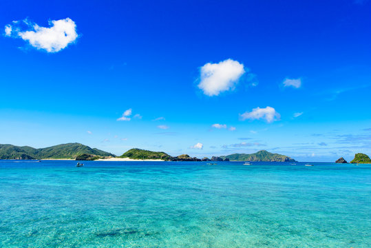 沖縄県　慶良間諸島　座間味島の海