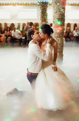 Naklejka premium happy groom and his amazing bride danced their first dance