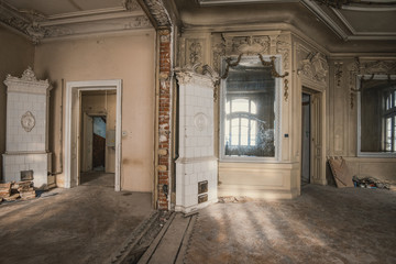 Fototapeta na wymiar Abandoned vintage house