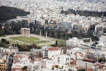Fototapeta na wymiar temple of olympian zeus and the city of athens