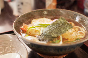エビと海苔の入った天ぷらうどん
