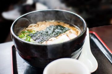 温かい湯気ののりの入ったうどん