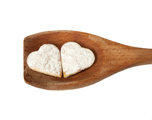 coeur biscuit dans cuillère en bois cuisine