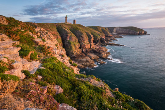 Soleil couchant sur les falaises du Cap Fr&eacute;hel et le Phare du Cap Fr&eacute;hel en C&ocirc;te d'Emeraude (GR34) -  Pl&eacute;venon en Bretagne