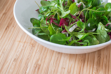 Knackiger grüner Salat auf Bambusholz