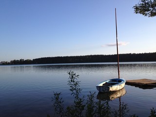 Jolle, Himmel, See. Heide, Himmel, Kiefern im Sommer