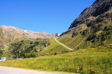 Berglandschaft im Schnalstal mit steilem Fahrweg

