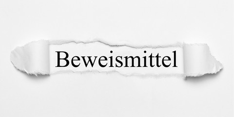 Beweismittel auf weißen gerissenen Papier