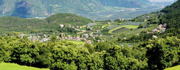 Fototapeta na wymiar Panorama des Dorfes Prissian im Etschtal in Südtirol, rechts oben Bozen 