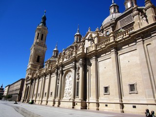 Fototapeta na wymiar Catedral Basílica de Nuestra Señora del Pilar de Zaragoza