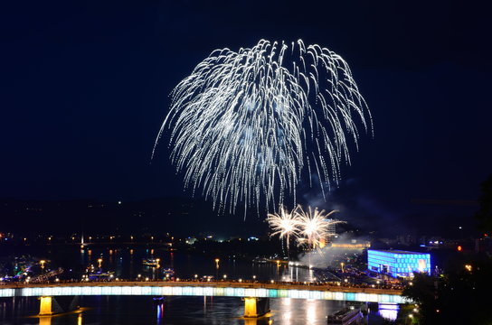 Feuerwerk &uuml;ber der Linzer Niebelungenbr&uuml;cke