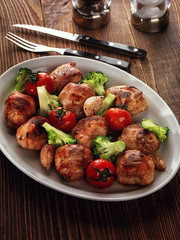 Fried rolls of turkey with broccoli.