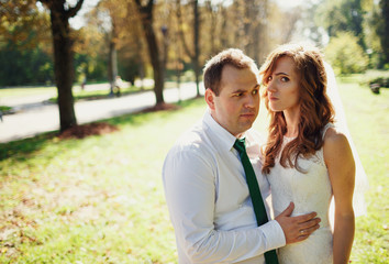 Obraz premium The charming couple in love embracing in the park