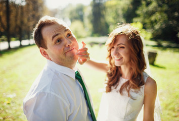 Obraz premium The charming couple in love laughing in the park