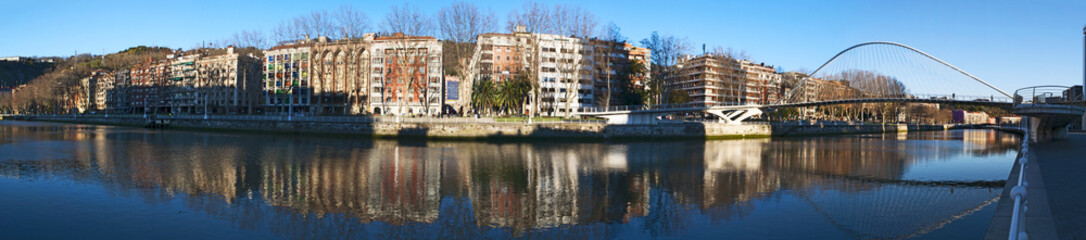 Paesi Baschi, Spagna, 25/01/2017: lo skyline di Bilbao e il fiume Nervion con vista sul Zubizuri, il ponte bianco o il ponte di Campo Volantin di Santiago Calatrava