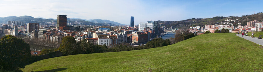 Fototapeta na wymiar Paesi Baschi, Spagna, 25/01/2017: lo skyline di Bilbao e sul fiume Nervion visti dal Parco Etxebarria 