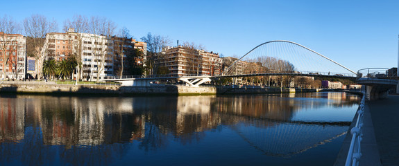 Paesi Baschi, Spagna, 25/01/2017: lo skyline di Bilbao e il fiume Nervion con vista sul Zubizuri, il ponte bianco o il ponte di Campo Volantin di Santiago Calatrava