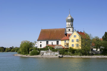 Fototapeta na wymiar Blick auf die Kirche von Wasserburg am Bodensee, Schwaben, Deutschland, Europa