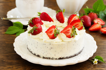 Creamy cheesecake with chocolate Oreo biscuits and strawberries.