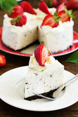 Creamy cheesecake with chocolate Oreo biscuits and strawberries.