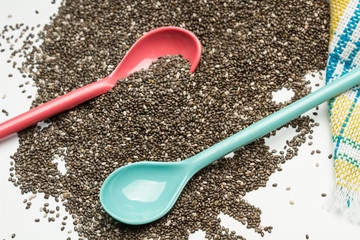 Semillas de Chia con cucharas sobre una mesa blanca. Vista superior