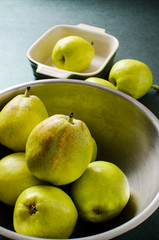 Fresh pears fruit in a bowl on green background,healthy food