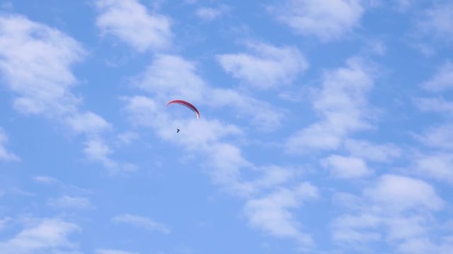 Footage of a para glider enjoying the flight...