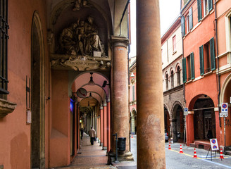 Portici in una via centrale di Bologna