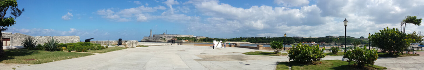 Havanna, Blick vom Malecon auf die Castillos 