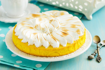 Obraz na płótnie Canvas lemon pie with meringue