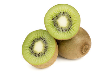 kiwi entier et section sur fond blanc