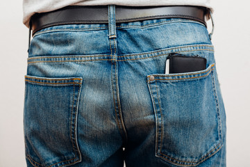 Nahaufnahme auf Hose mit Geldbörse in der Tasche