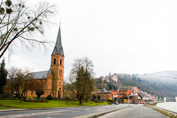 Obraz premium 冬の朝のヒルシュホルン プロテスタント教会（ドイツ）