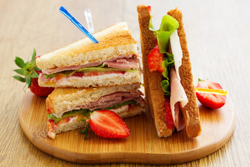 Dietary turkey sandwich and strawberry.