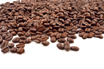 Naklejka premium coffee beans isolated white background