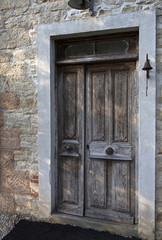 Alte verwitterte Tür eines Hauses im Burgund
