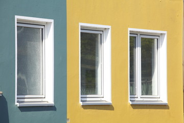 Fenster an einem Mehrfamilienhaus