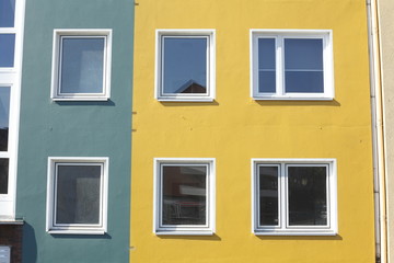 Fototapeta na wymiar Fenster an einem Mehrfamilienhaus