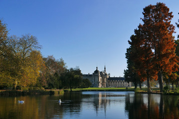 Fototapeta na wymiar Lac du jardin anglais au château de chantilly, France