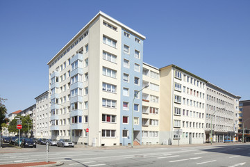 Fototapeta na wymiar Mehrfamilienhaus