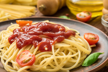 Hot spaghetti with ketchup and fresh tomatoes